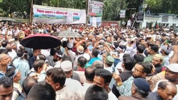 বরিশালে শ্রমিকদের সঙ্গে ছাত্র-জনতার সংঘর্ষ, ॥ অবরোধের স্থান শ্রমিকরেদর দখলে